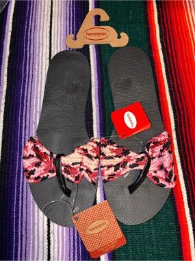 Havaianas Bow Flip Flops Womens 9/10 Black Pink Braided Woven Sandals NWT